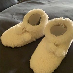 Fuzzy slippers new with tags